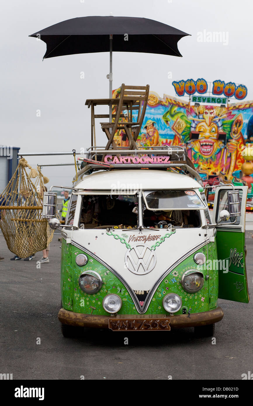 Volkswagen camper Van/Bus bus Hippy con mesa sillas y una sombrilla en el techo Fotografía de - Alamy
