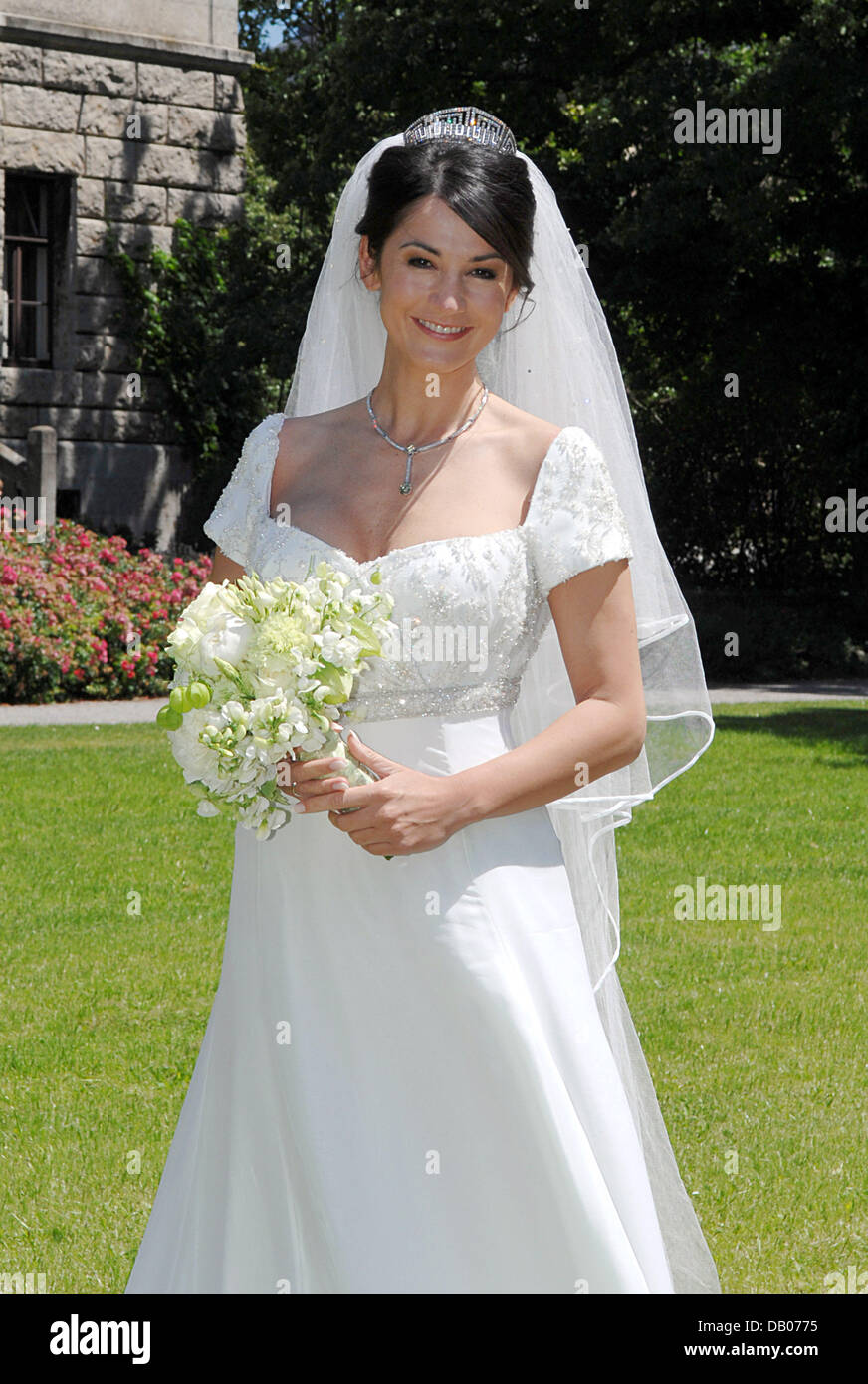 recien-casada-la-actriz-mariella-ahrens-sonrie-despues-de-su-boda-en-la-iglesia-con-el-conde-patrick-faber-castell-en-el-castillo-faber-castell-en-stein-cerca-de-nuremberg-alemania-07-de-julio-de-2007-numerosos-reyes-politicos-y-celebridades-estaban-entre-los-300-invitados-a-la-boda-foto-armin-weigel-db0775.jpg