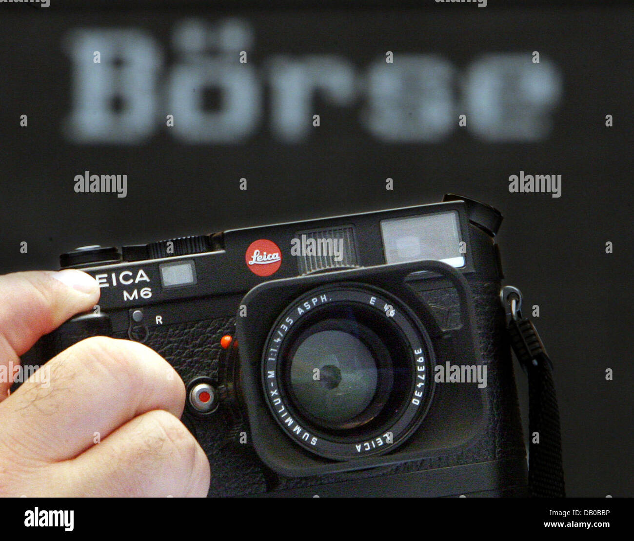 Un clásico tipo de cámara Leica M6 se muestra en la parte delantera del DAX gráfico de cotizaciones en la bolsa de valores de Frankfurt Main, Alemania, el 01 de agosto de 2007. Tradicional productor de cámara Leica está a punto de ser tomada de la bolsa en 2008. El propietario mayoritario de ACM tomará el control de la empresa completamente. Foto: Boris Roessler Foto de stock