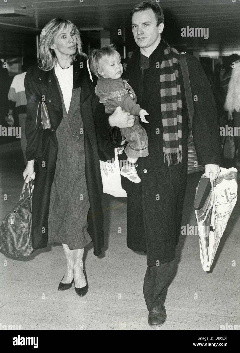 Músico de rock británico Sting Trudie Styler con su esposa e hija, Brigitte en Heathrow en diciembre de 1984 Foto de stock