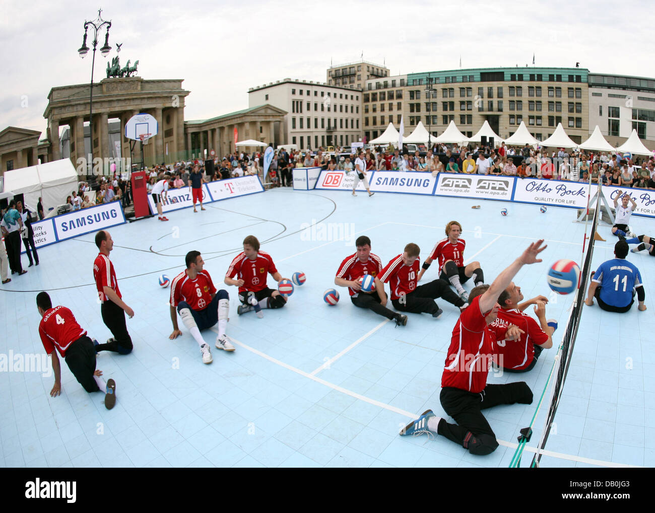 Archivo de datos (DPA) - El equipo nacional alemán (camisetas rojas) se muestra en acción durante su sesión voleibol partido contra el equipo nacional de Bosnia y Herzegovina durante el día paralímpico en la Puerta de Brandenburgo en Berlín, el 23 de agosto de 2007. Un año antes de los Juegos Paralímpicos de Beijing el 3er día Paralímpico tiene lugar en Berlín. Foto: Rainer Jensen Foto de stock