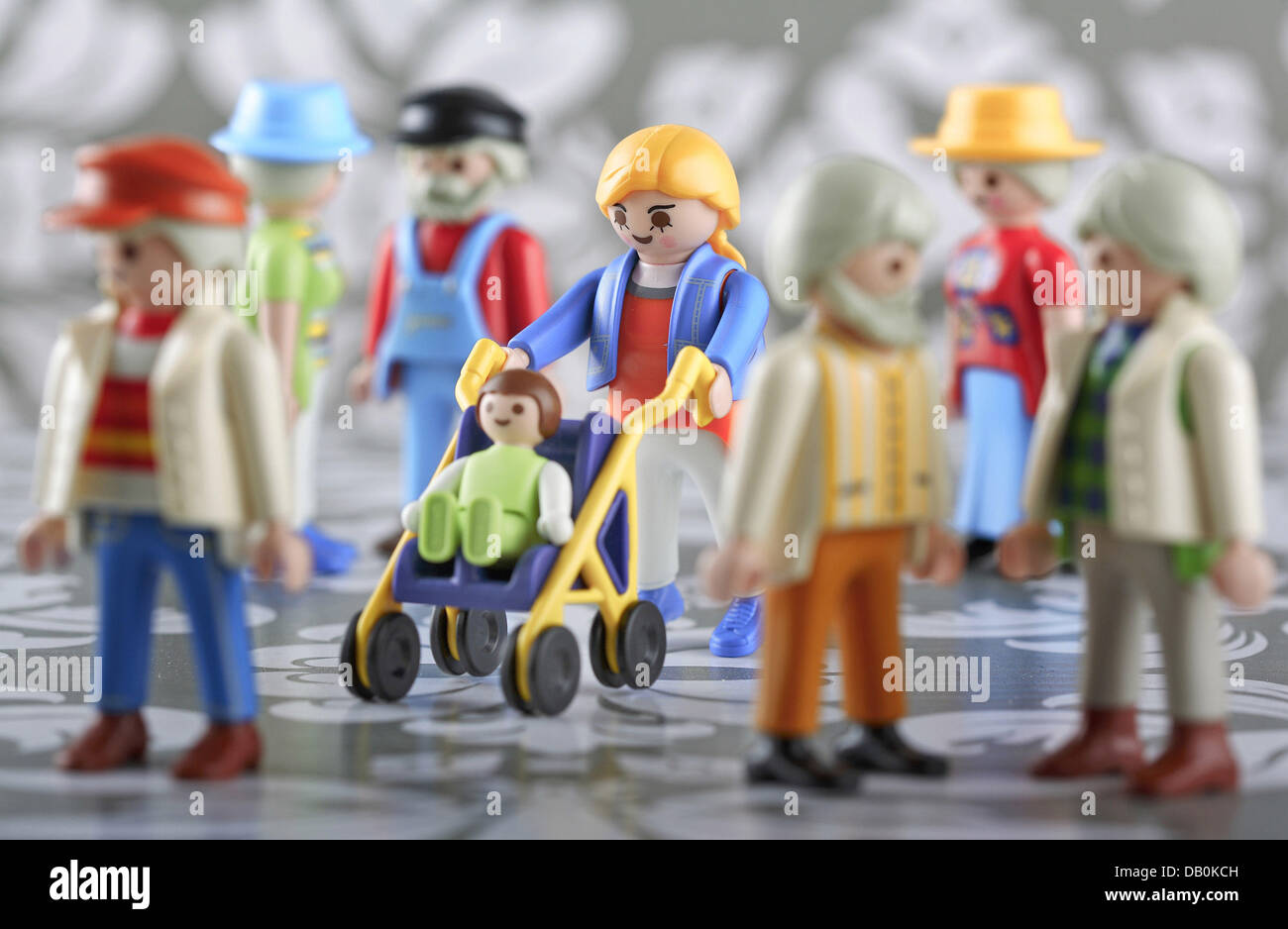 arrepentirse yermo globo Group playmobil figures representing elderly fotografías e imágenes de alta  resolución - Alamy