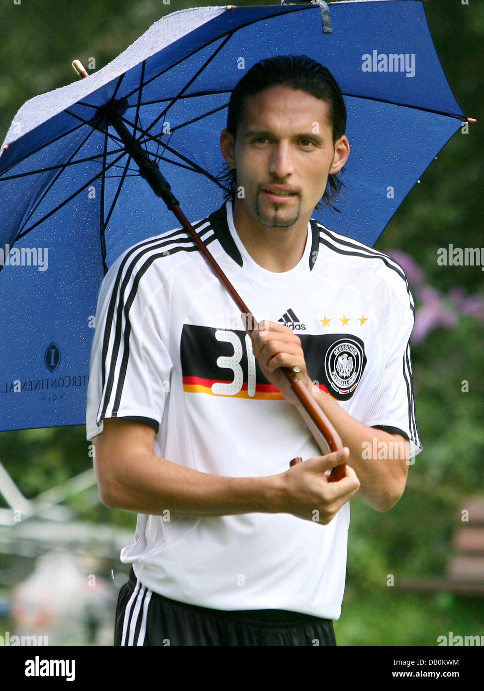 La imagen muestra a Kevin Kuranyi un jugador del equipo nacional alemán con  un paraguas durante la filmación de un comercial de adidas,  Bergisch-Gladbach, Alemania, el 10 de septiembre de 2007. El