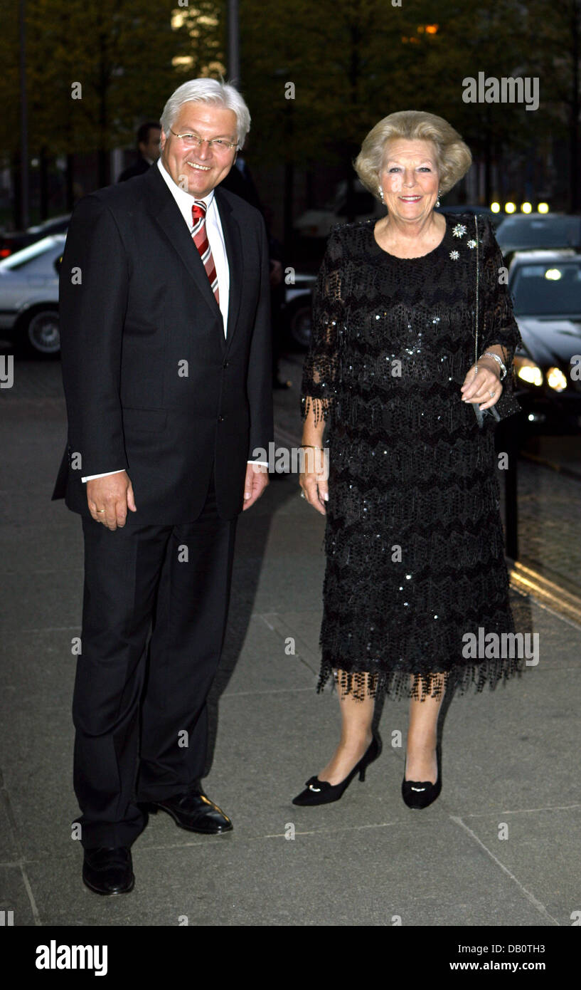 La Reina Beatriz de los Países Bajos (R) y el Ministro de Relaciones Exteriores alemán, Frank-Walter Steinmeier (L) llegan a la velada de gala internacional de presentación del Centro de Estudios Europeos en Berlín, Alemania, el 24 de septiembre de 2007. El Ministerio de Relaciones Exteriores alemán invitó a numerosas celebridades del evento la reina Beatriz alojado como invitado de honor. Haber pagado una visita a Berlín ya varias veces, th Foto de stock