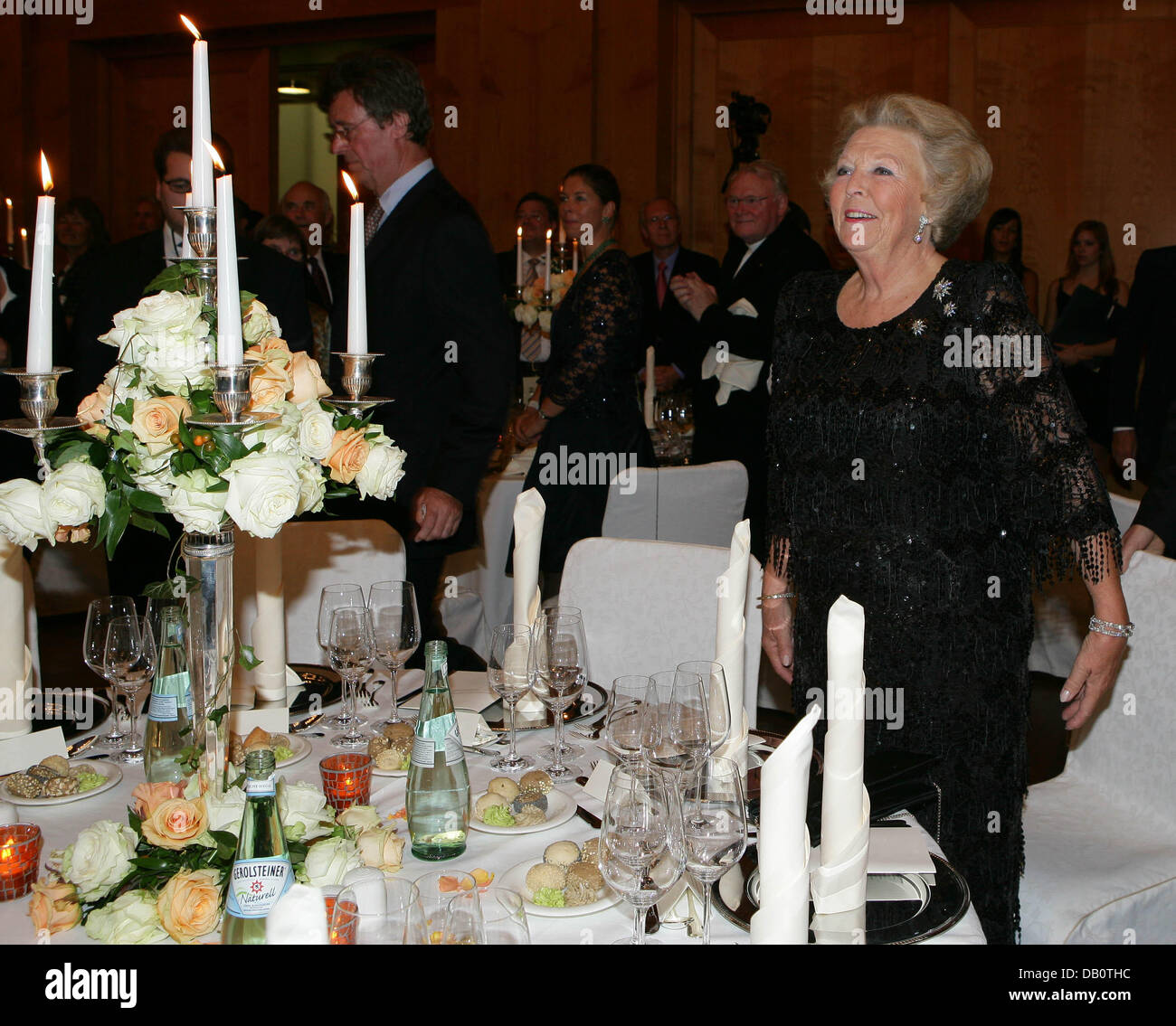 La Reina Beatriz de los Países Bajos (R) tiene un asiento para la gala de presentación del Centro de Estudios Europeos en Berlín, Alemania, el 24 de septiembre de 2007. El Ministerio de Relaciones Exteriores alemán invitó a numerosas celebridades del evento la reina Beatriz alojado como invitado de honor. Haber pagado una visita a Berlín ya varias veces, esta visita fue más privadas de carácter oficial. Foto de stock