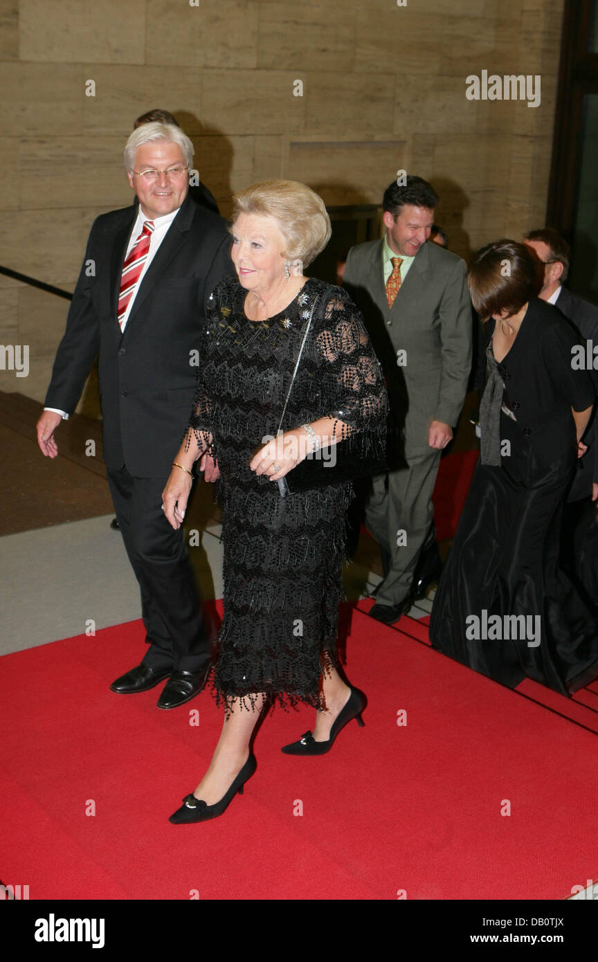 La Reina Beatriz de los Países Bajos (2-L) y el Ministro de Relaciones Exteriores alemán, Frank-Walter Steinmeier (L) llegan a la velada de gala internacional de presentación del Centro de Estudios Europeos en Berlín, Alemania, el 24 de septiembre de 2007. El Ministerio de Relaciones Exteriores alemán invitó a numerosas celebridades del evento que acogió a la Reina Beatriz, como invitado de honor. Haber pagado una visita a Berlín ya varias veces, Foto de stock