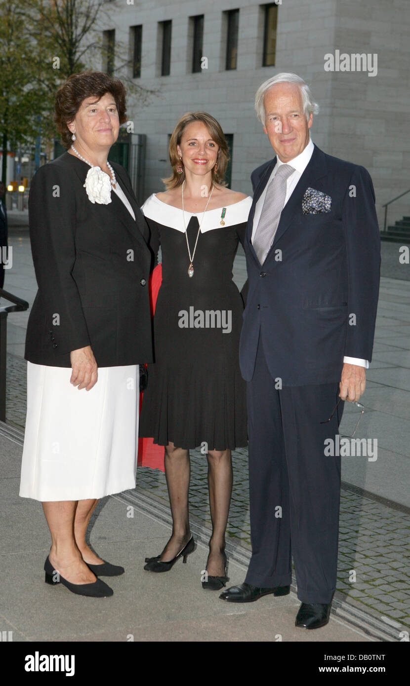 El embajador de Italia en Alemania, Antonio Puri Purini (R) y su esposa Rosanna Dona' Dalle Rose (L) y Corinna de Anhalt (C) asistir a la gala de presentación del Centro de Estudios Europeos en Berlín, Alemania, el 24 de septiembre de 2007. El Ministerio de Relaciones Exteriores alemán invitó a numerosas celebridades del evento que acogió a la Reina Beatriz, como invitado de honor. Foto: Jens Kalaene Foto de stock