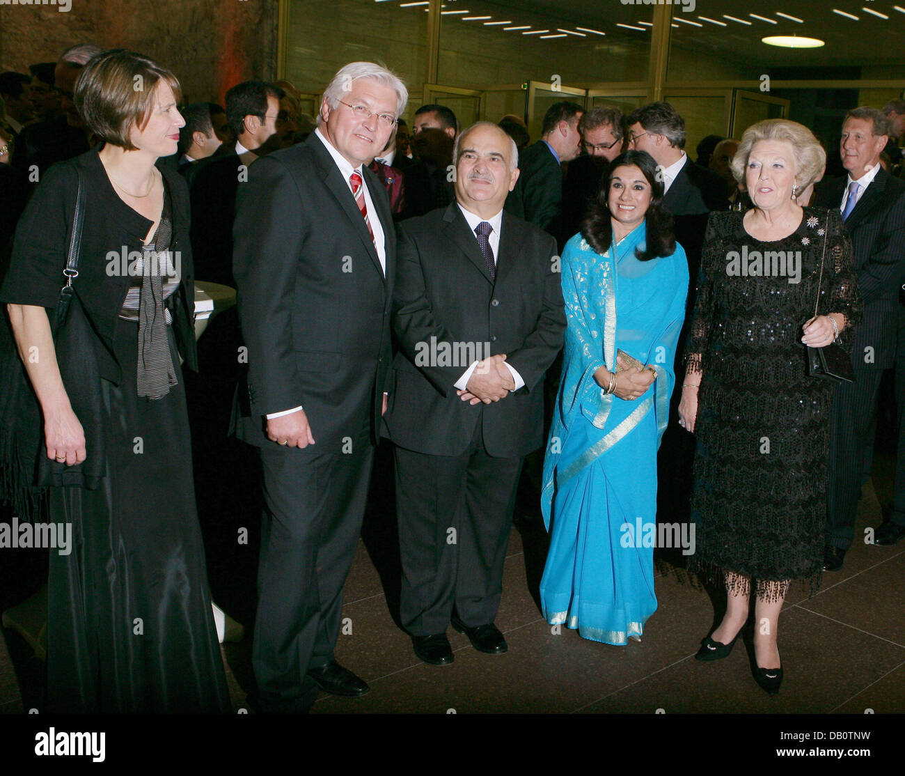 La Reina Beatriz de los Países Bajos (R), el príncipe Hassan de Jordania (3-R), la Princesa Sarvath de Jordania (2-R), el Ministro de Relaciones Exteriores alemán, Frank-Walter Steinmeier (2-L) y su esposa Elke Buedenbender (L) asistir a la gala de presentación del Centro de Estudios Europeos en Berlín, Alemania, el 24 de septiembre de 2007. El Ministerio de Relaciones Exteriores alemán invitó a numerosas celebridades del evento tha Foto de stock