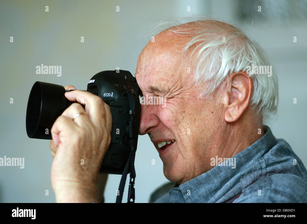 Foto periodista alemán Thomas Hoepker está retratado con su cámara en  Berlín, 19 de septiembre de 2007. Hoepker ha vivido en Nueva York desde  1976, donde se convirtió en miembro de pleno