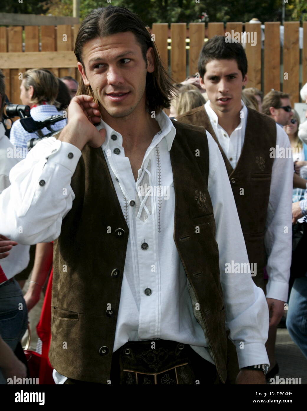 Bayern Munich jugadores argentino José Ernesto Sosa y Martin Demichelis (L) llegan a la "Oktoberfest" en Múnich, Alemania, el 30 de septiembre de 2007. Los miembros del equipo y personal de Bayern Múnich tradicionalmente asistir a la Oktoberfest cada año. Foto: Matthias Schrader Foto de stock