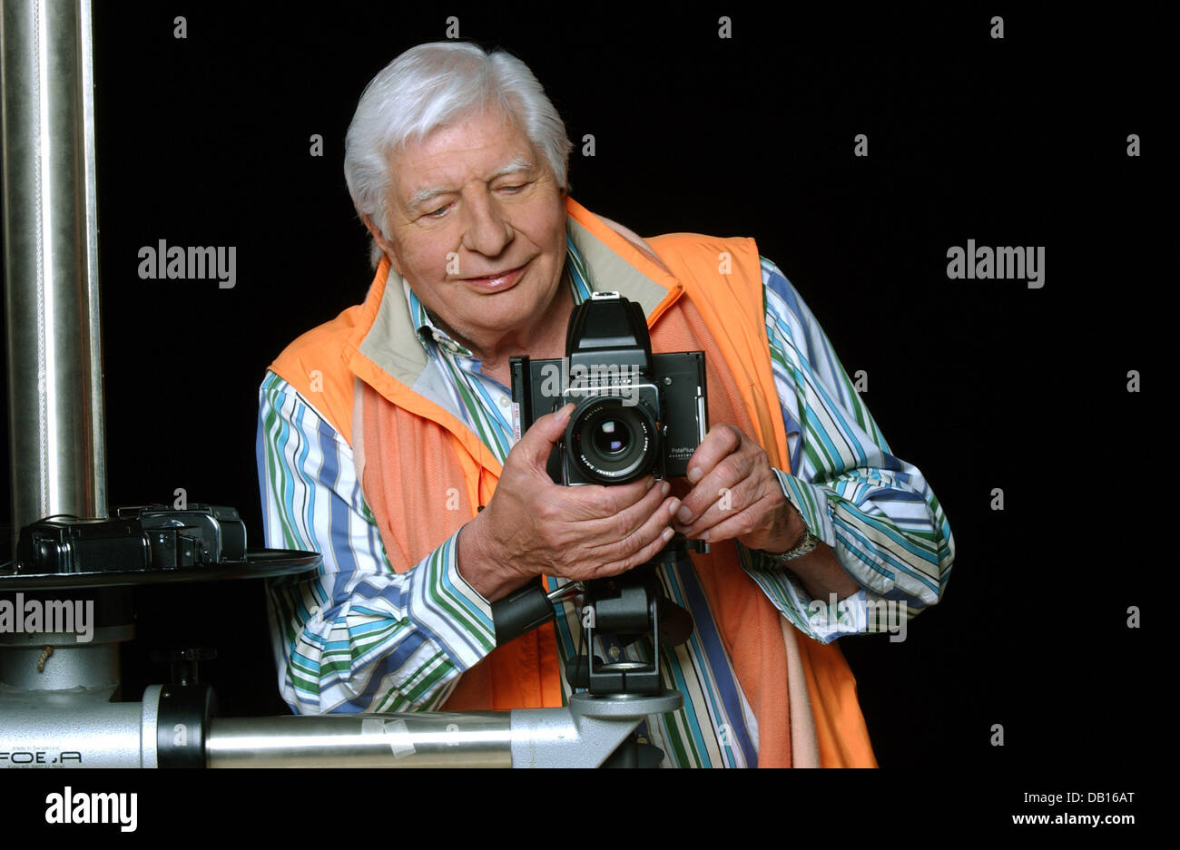 Fotógrafo documental, Filmer y coleccionista de arte Gunter Sachs plantea  con una cámara en su estudio en Munich, Alemania, el 2 de noviembre de  2007. Sachs es el hijo más joven del