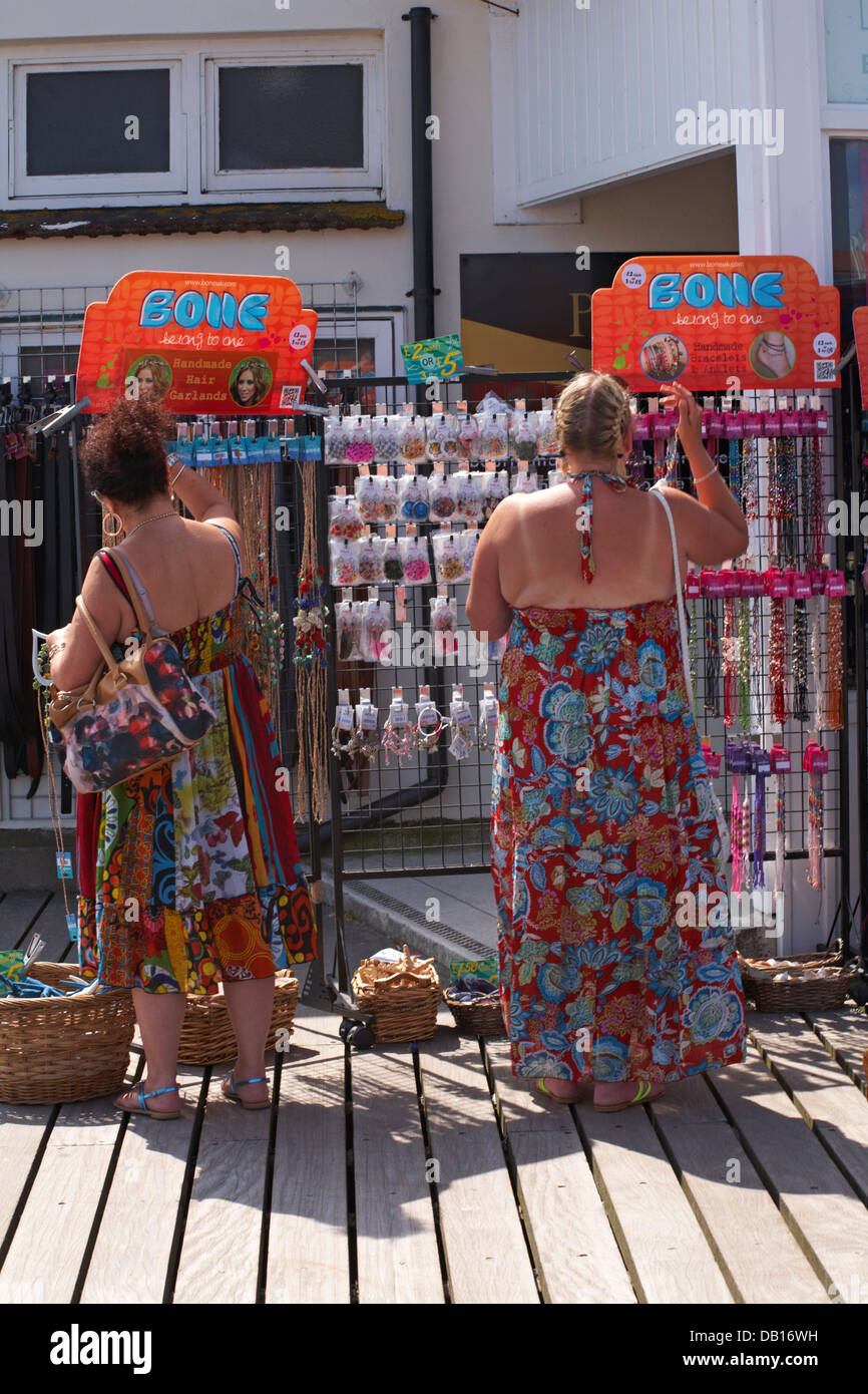 Pulseras hechas mano fotografías e de alta resolución - Alamy
