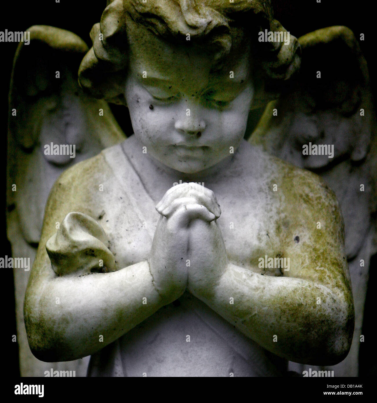 Un angel rezando figura es retratada en el cementerio de Melaten, en Colonia, Alemania, 05 de octubre de 2007. Varias celebridades están enterrados en el cementerio. Foto: Fredrik von Erichsen Foto de stock