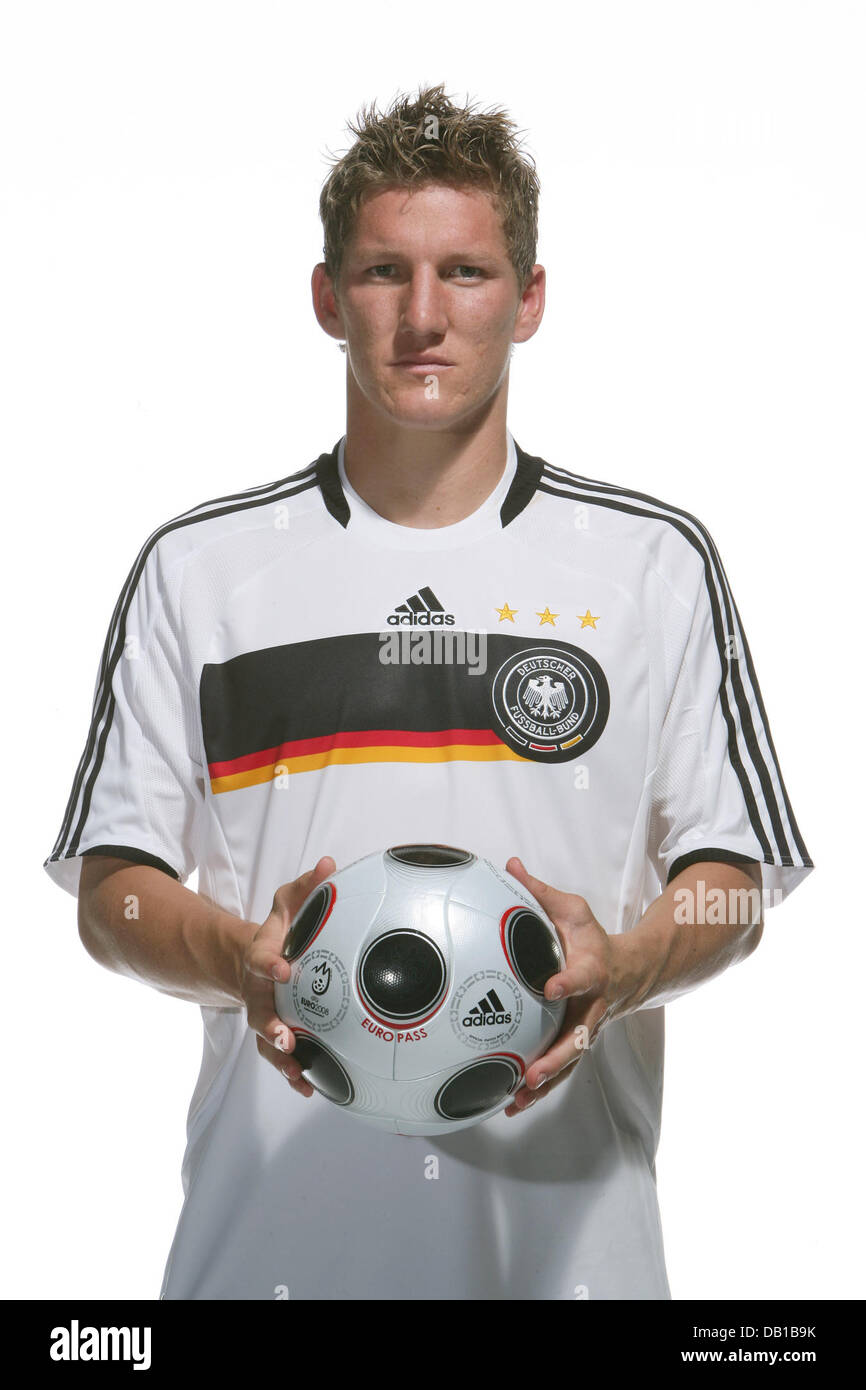 El folleto imagen muestra internacional alemán Bastian Schweinsteiger con  el balón oficial Euro 2008 "EUROPASS" por "proveedor de equipamiento  deportivo adidas" en el contexto del Euro 2008 Grupo dibujar en Lucerna,  Herzogenaurach,