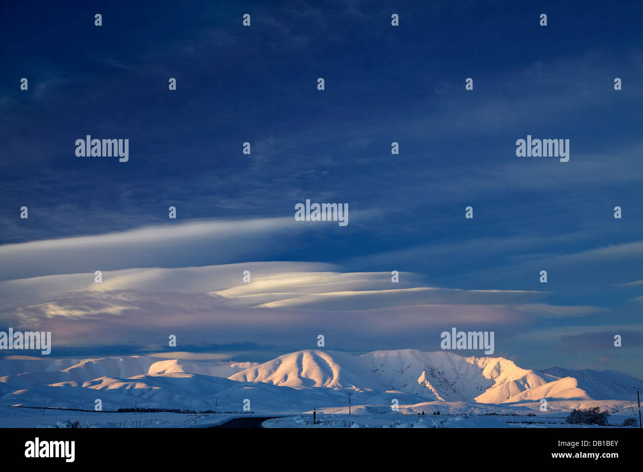 La última luz de rango Hawkdun y nubes lenticulares, Maniototo, Central Otago, Isla del Sur, Nueva Zelanda Foto de stock