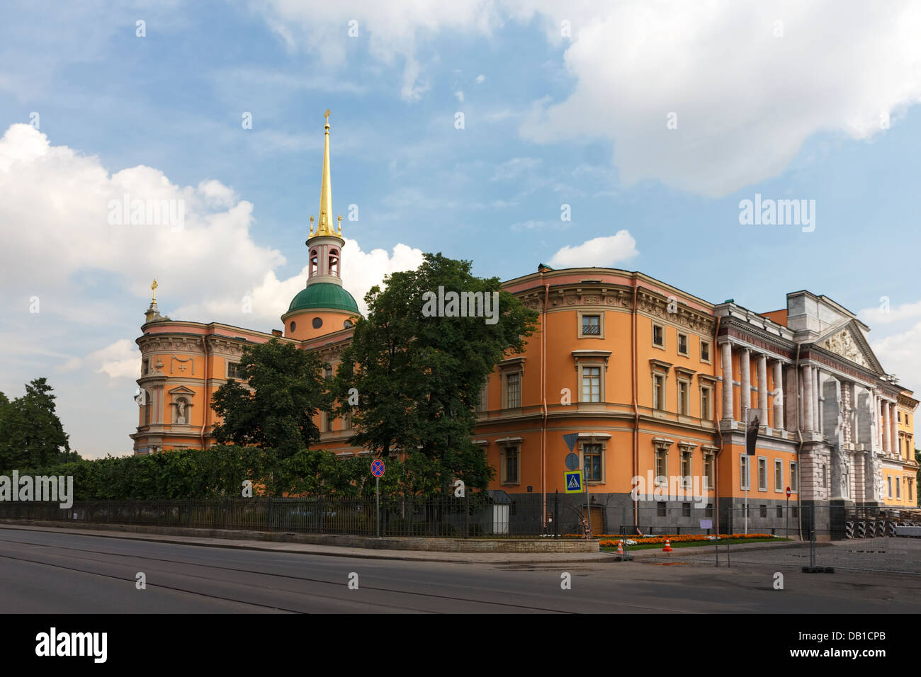 Castillo de San Miguel, una antigua residencia real, en el centro histórico de San Petersburgo, Rusia Foto de stock