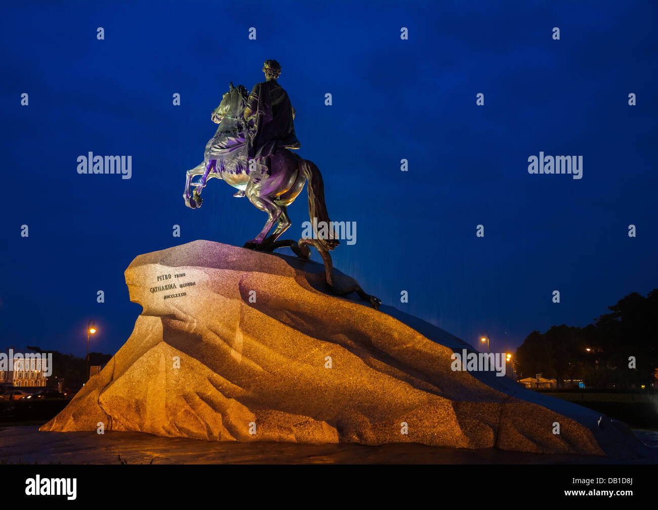 Jinete de Bronce (estatua ecuestre de Pedro el Grande) en la noche la lluvia, San Petersburgo, Rusia Foto de stock
