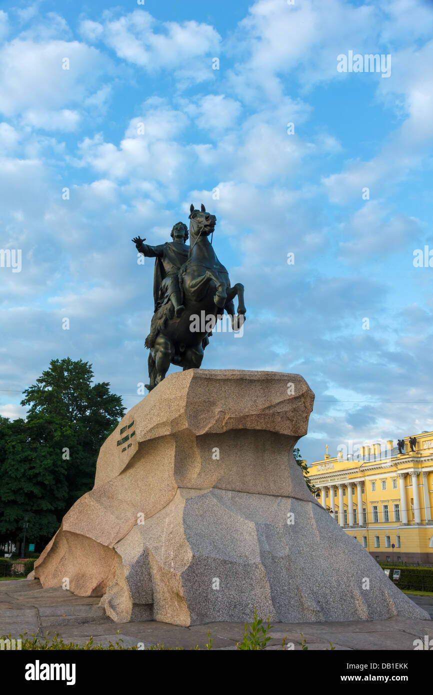 Jinete de Bronce (estatua ecuestre de Pedro el Grande) al amanecer, San Petersburgo, Rusia Foto de stock