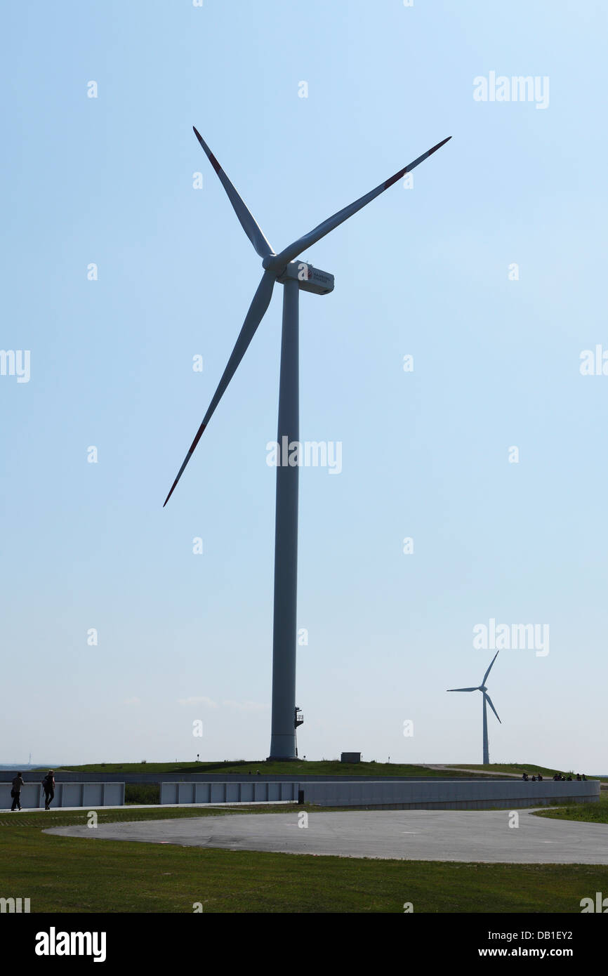 Las turbinas eólicas en la colina (Energía) en Georgsewerder Energieberg en Hamburgo, Alemania. Foto de stock