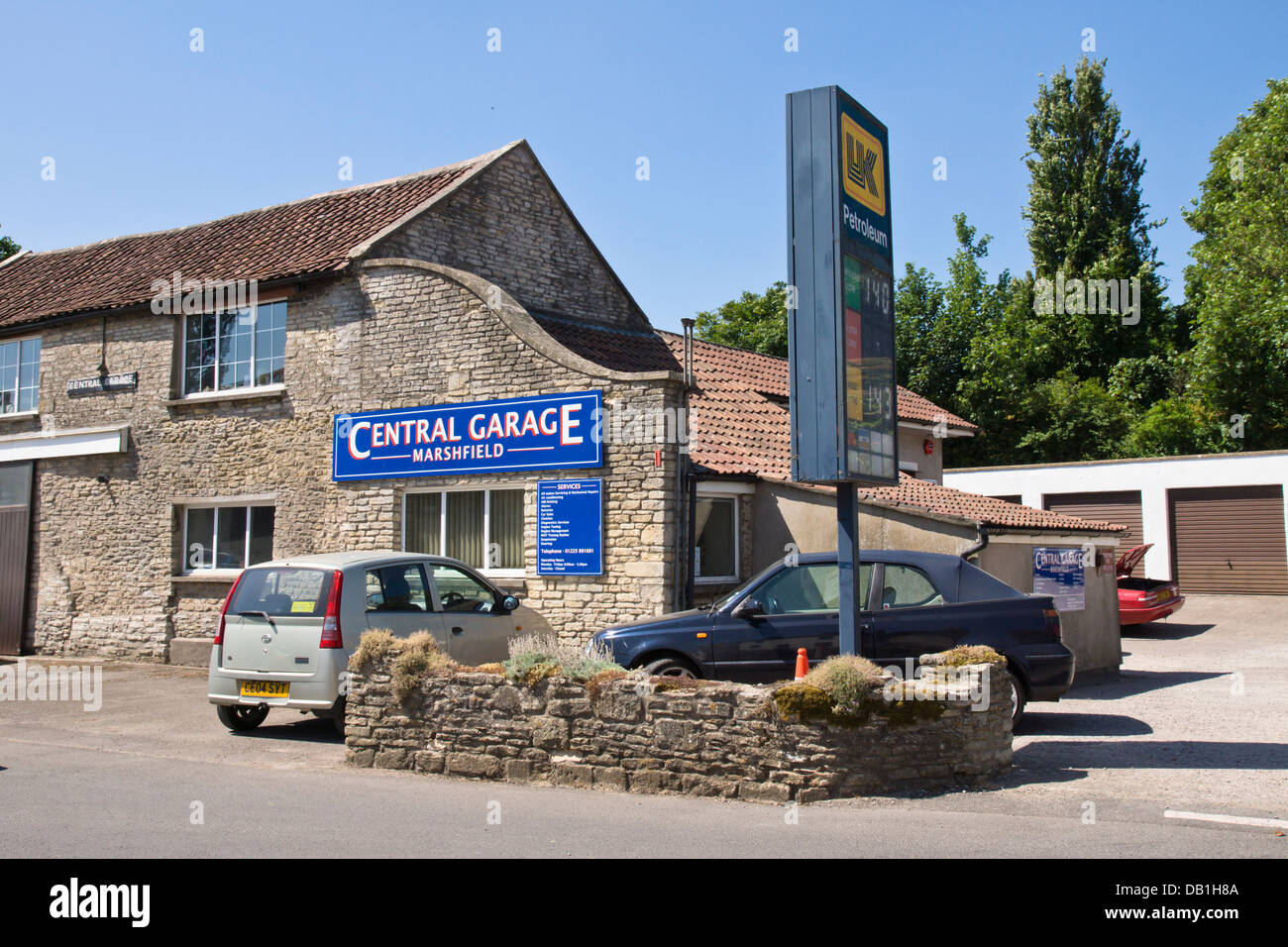 Marshfield es un pequeño pueblo en el sur de Gloucestershire, Inglaterra el garaje central Foto de stock