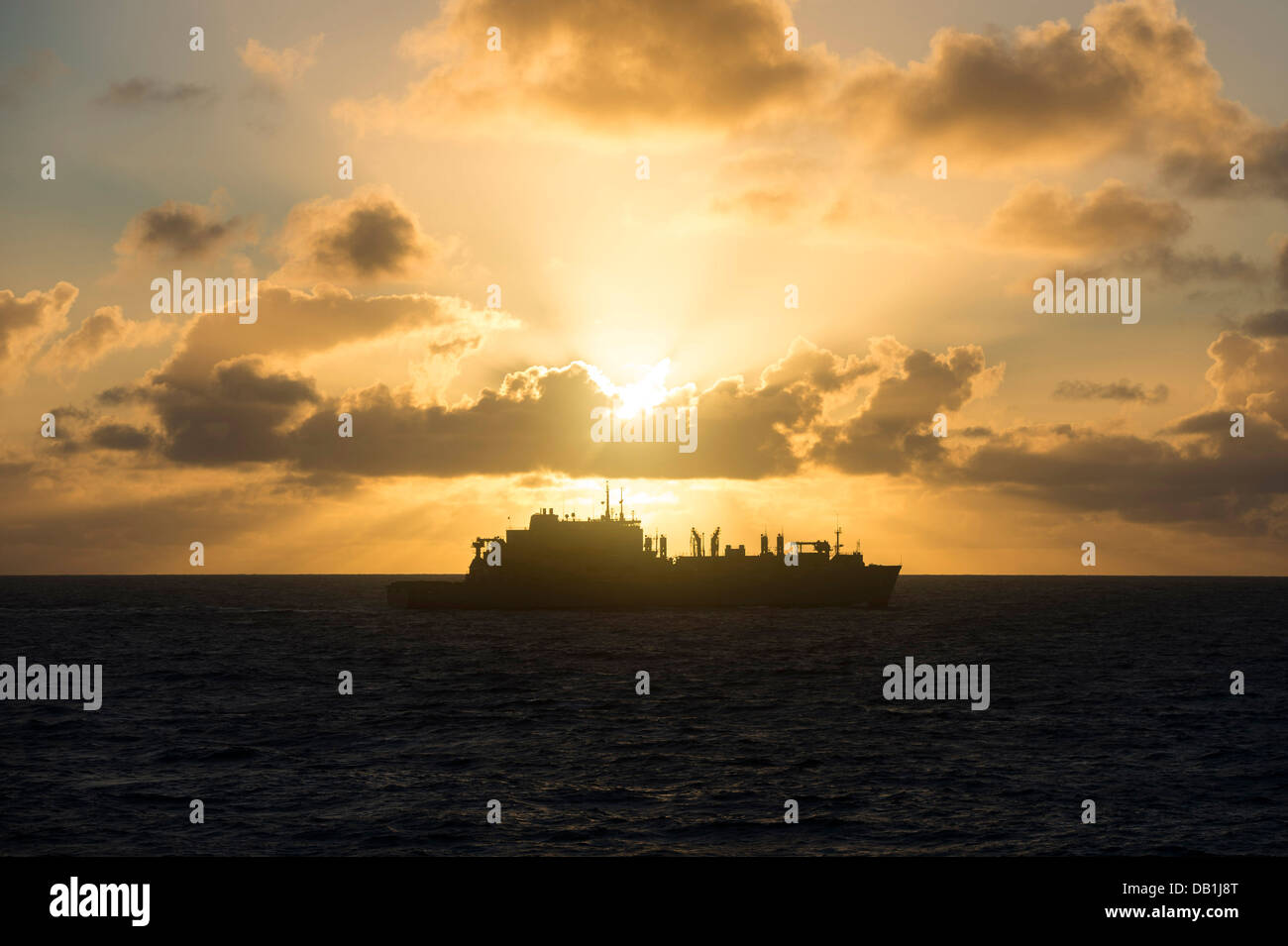 Militares del comando de transporte marítimo de carga seca/municiones buque USNS Charles Drew (T-AKE 10) llega a la posición de una mañana temprana volver Foto de stock