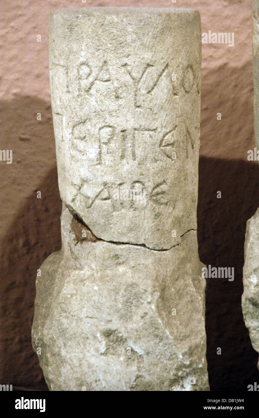 Ilirio escritura grabada en piedra. 2do siglo A.C.. Desde Durres. Museo Arqueológico. Tirana. Albania. Foto de stock