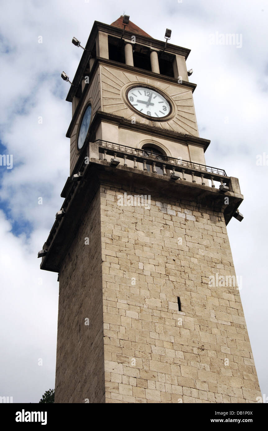 Albania. Tirana. La Torre del Reloj de Tirana ' Kulla e Sahatit".  Construido en 1822 por Haxhi Et'hem Bey Fotografía de stock - Alamy