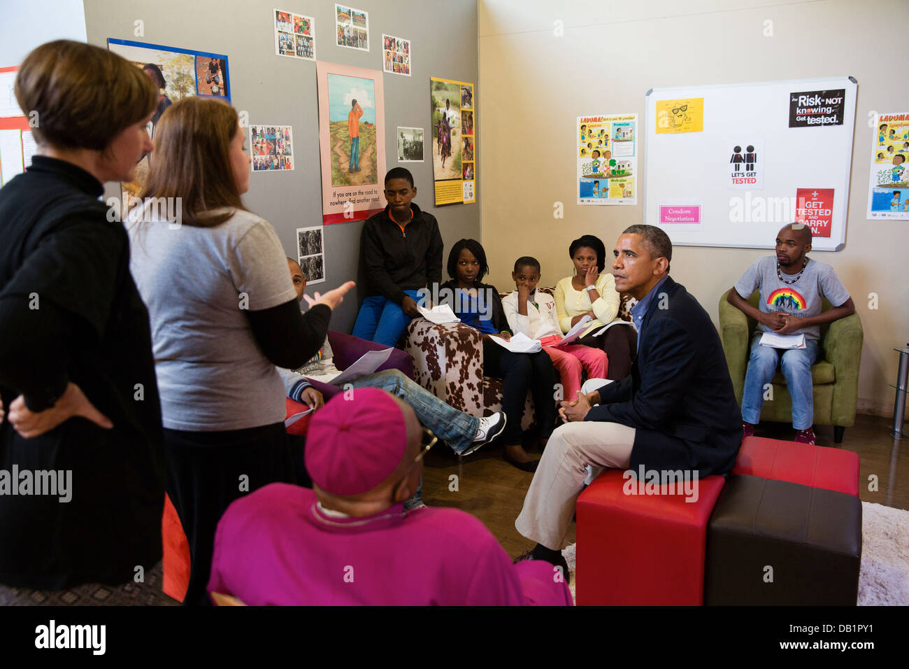 El presidente estadounidense Barack Obama habla con estudiantes en una clase de educación de salud mientras recorríamos la Desmond Tutu VIH Centro Juvenil Fundación el 30 de junio de 2013 en Ciudad del Cabo, Sudáfrica. Foto de stock