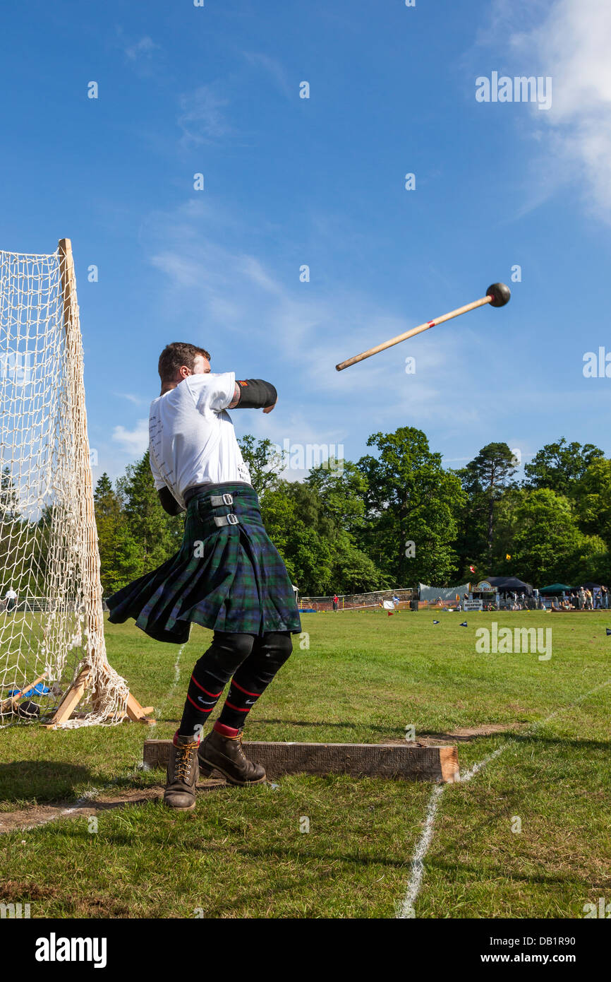 Competidor en el Scottish highland games lanzando el martillo de 22 libras, una competencia tradicional escocesa. Foto de stock