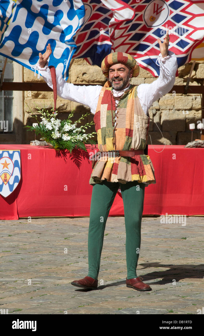 Hombre en traje medieval Volterra Toscana Italia Fotografía de stock - Alamy