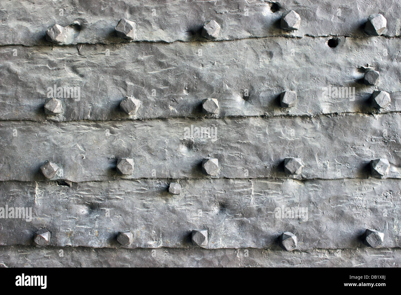 Puerta de hierro medieval textura como fondo Foto de stock
