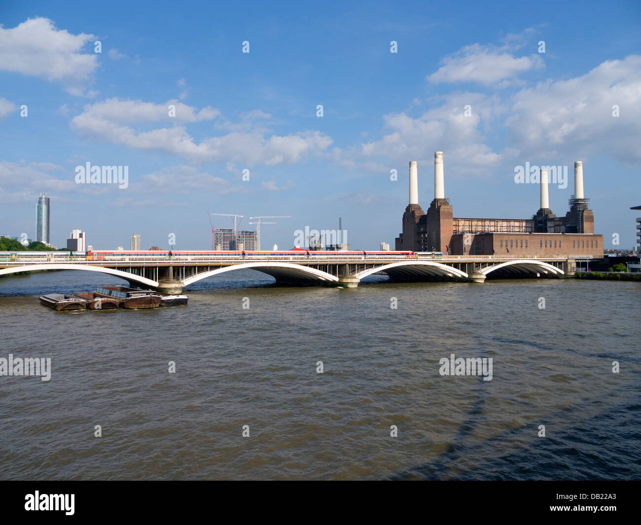 Puente de ferrocarril, Battersea Power Station y el río Támesis. Londres, Inglaterra. Foto de stock
