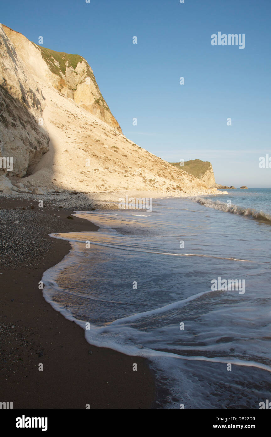 Un enorme scree de los escombros de un derrumbe que se produjo cuando el acantilado se derrumbó en St Oswald's Bay el 30 de abril de 2013. La costa Jurásica, en Dorset, Reino Unido. Foto de stock