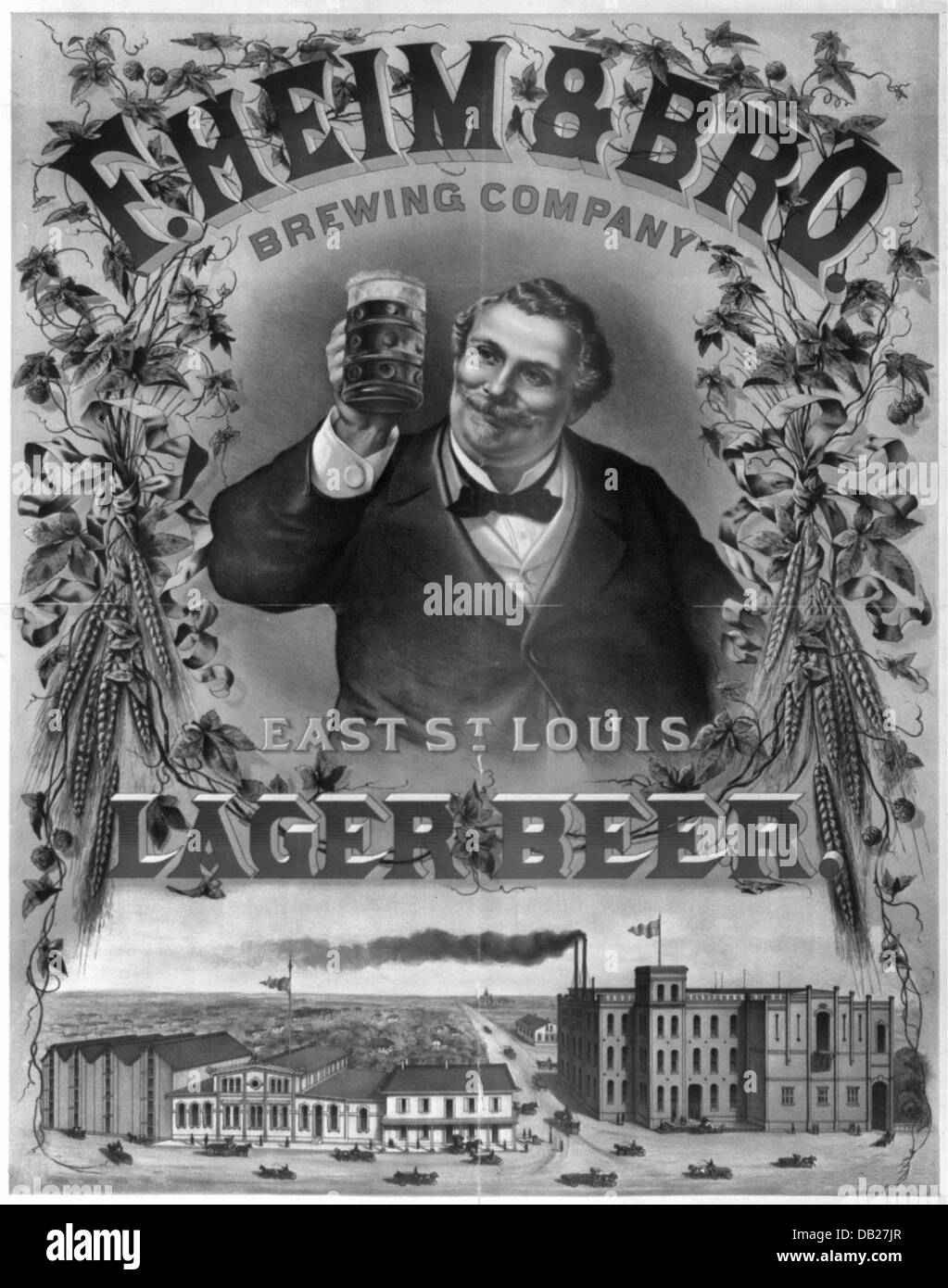 Anuncio para la F. Heim & Bro. Brewing Company mostrando un hombre sosteniendo un vaso de cerveza, y una vista de pájaro de la cervecería, circa 1880 Foto de stock