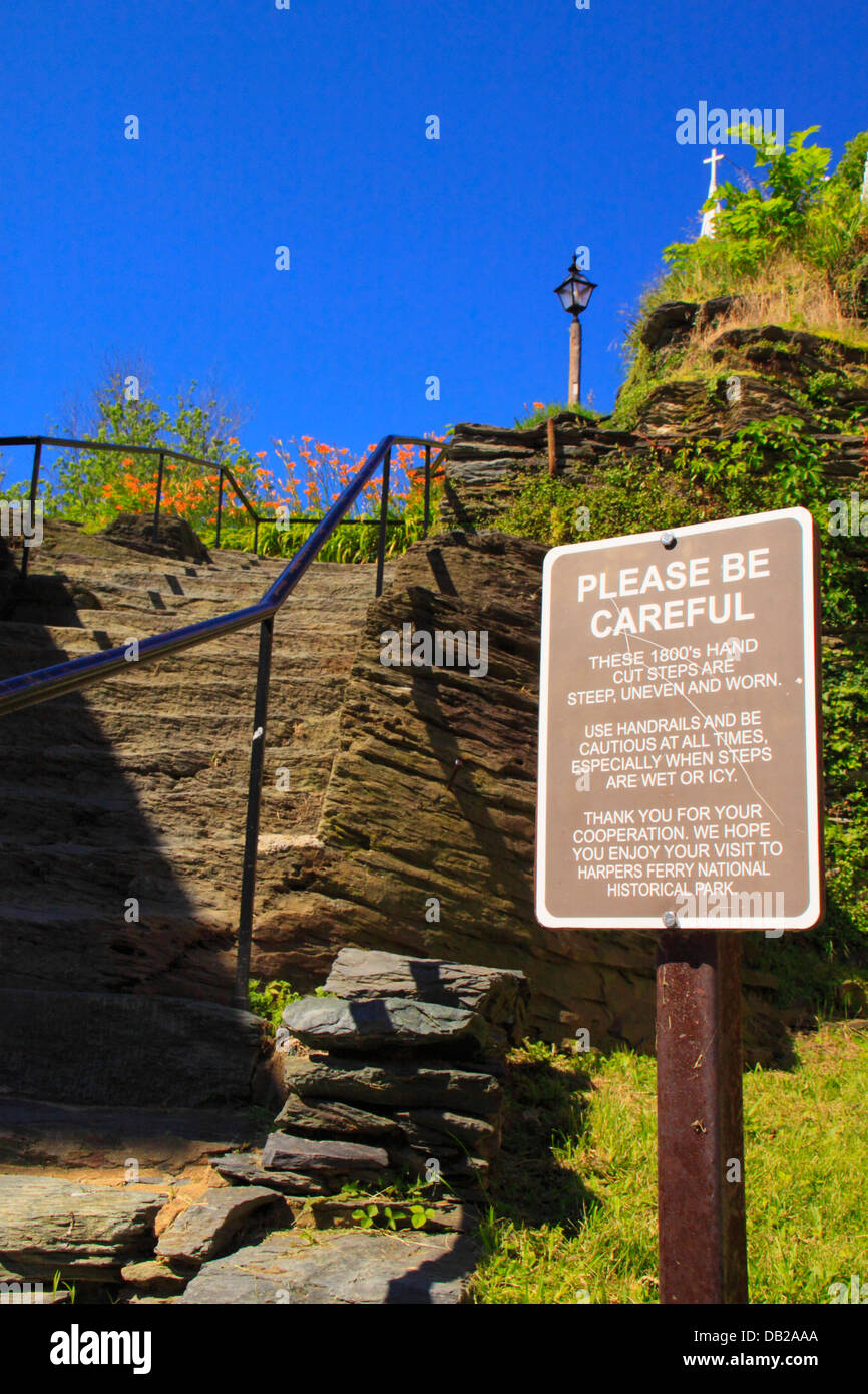 Los escalones de piedra, el Appalachian Trail, y la Iglesia Católica de San Pedro, de Harpers Ferry, Virginia Occidental, EE.UU. Foto de stock