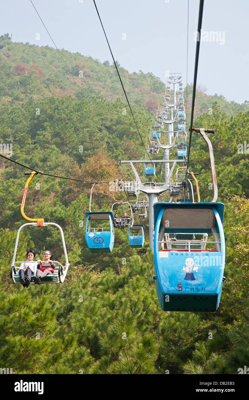 Telesilla que conduce a la cima de la montaña Yaoshan. La región autónoma de Guangxi Zhuang, China Foto de stock