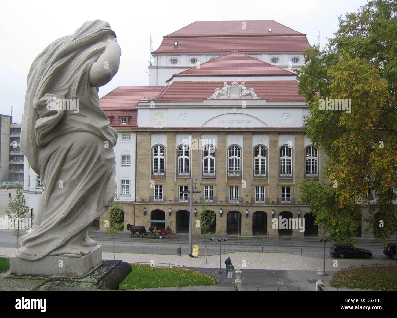 La imagen muestra una estatua en la parte frontal de la Schauspielhaus en Dresden, Alemania, 27 de octubre de 2007. Foto: Beate Schleep Foto de stock
