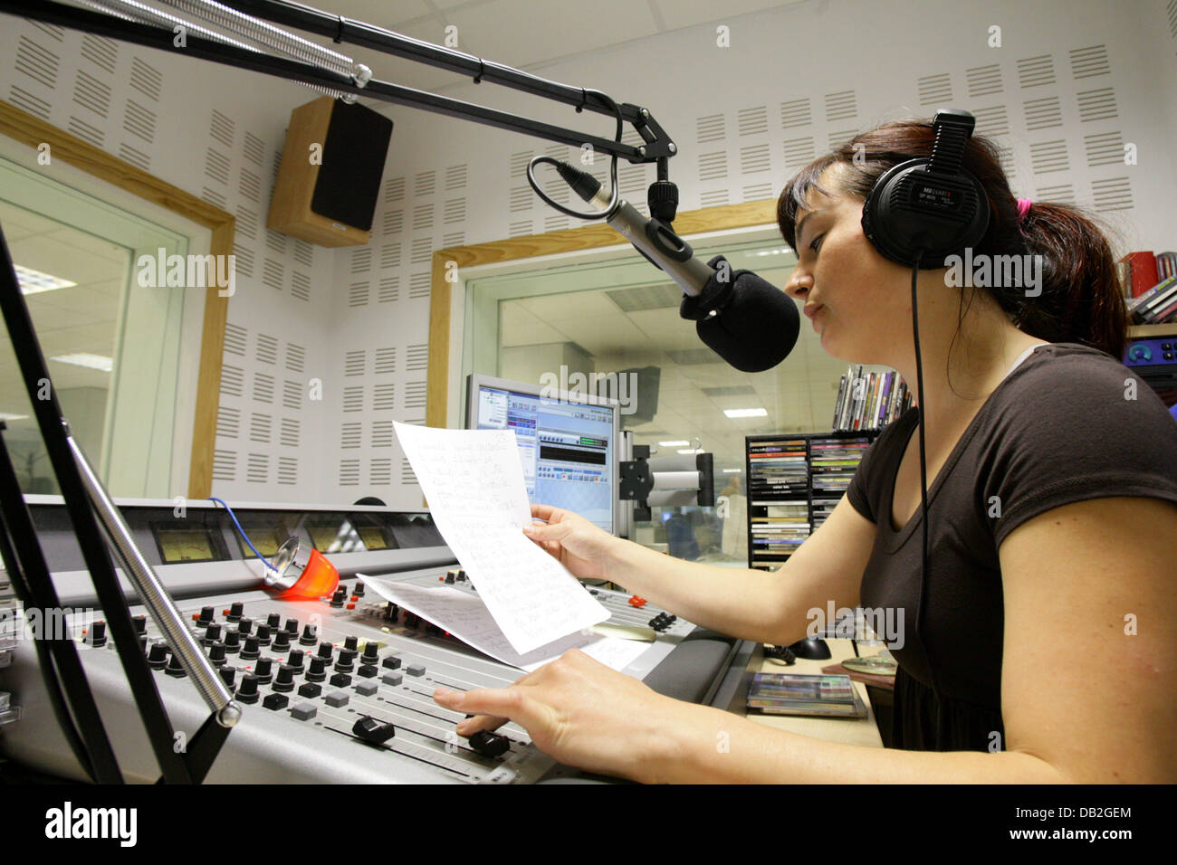 Locutor de radio por internet vasco "info7", Ekine, habla en un micrófono  durante un programa en directo en San Sebastián, España, 26 de octubre de  2007. "Info7", un proyecto dirigido por el