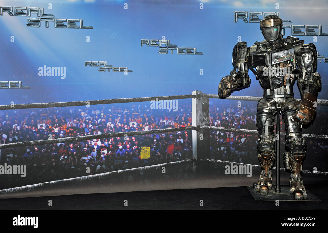 Robot boxeo "átomo" se presenta en un photocall para la película 'Real  Steel en Munich, Alemania, el 12 de septiembre de 2011. La película llega a  los cines alemanes el 10 de