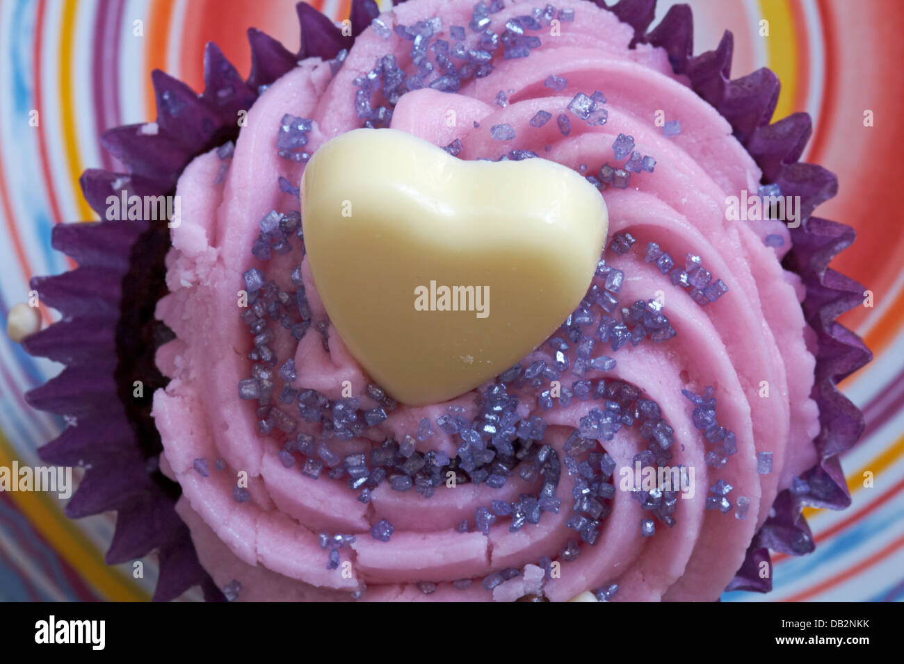 Purpurina comestible en magdalena de mora fotografías e imágenes de alta  resolución - Alamy