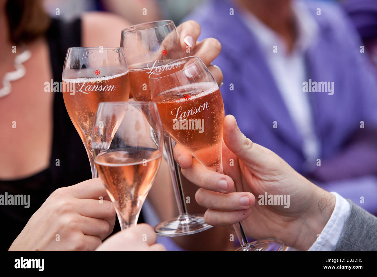 Lanson champagne en el césped del té de los campeonatos de Wimbledon 2013 Foto de stock