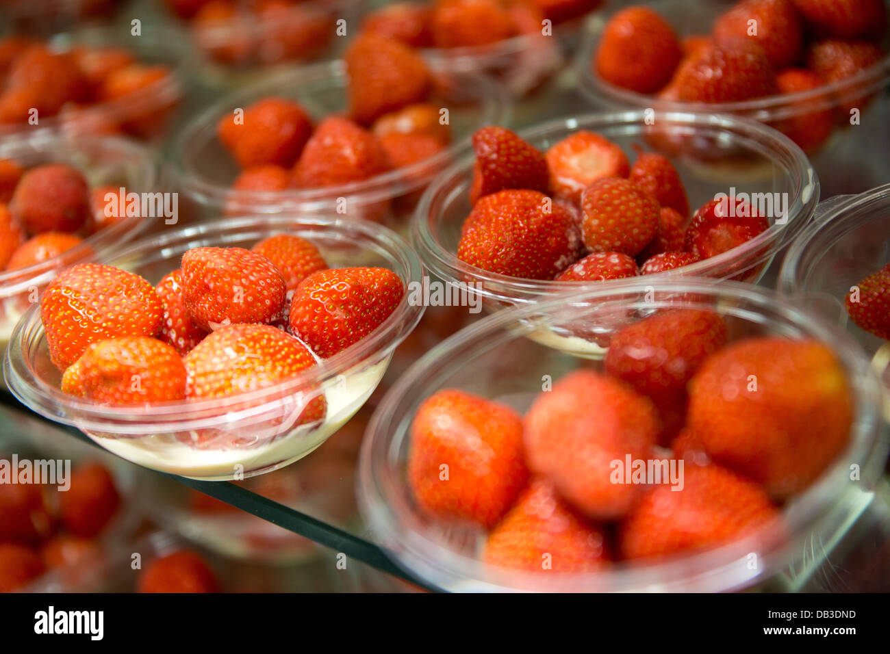 Fresas con crema en Campeonatos de Tenis de Wimbledon Foto de stock