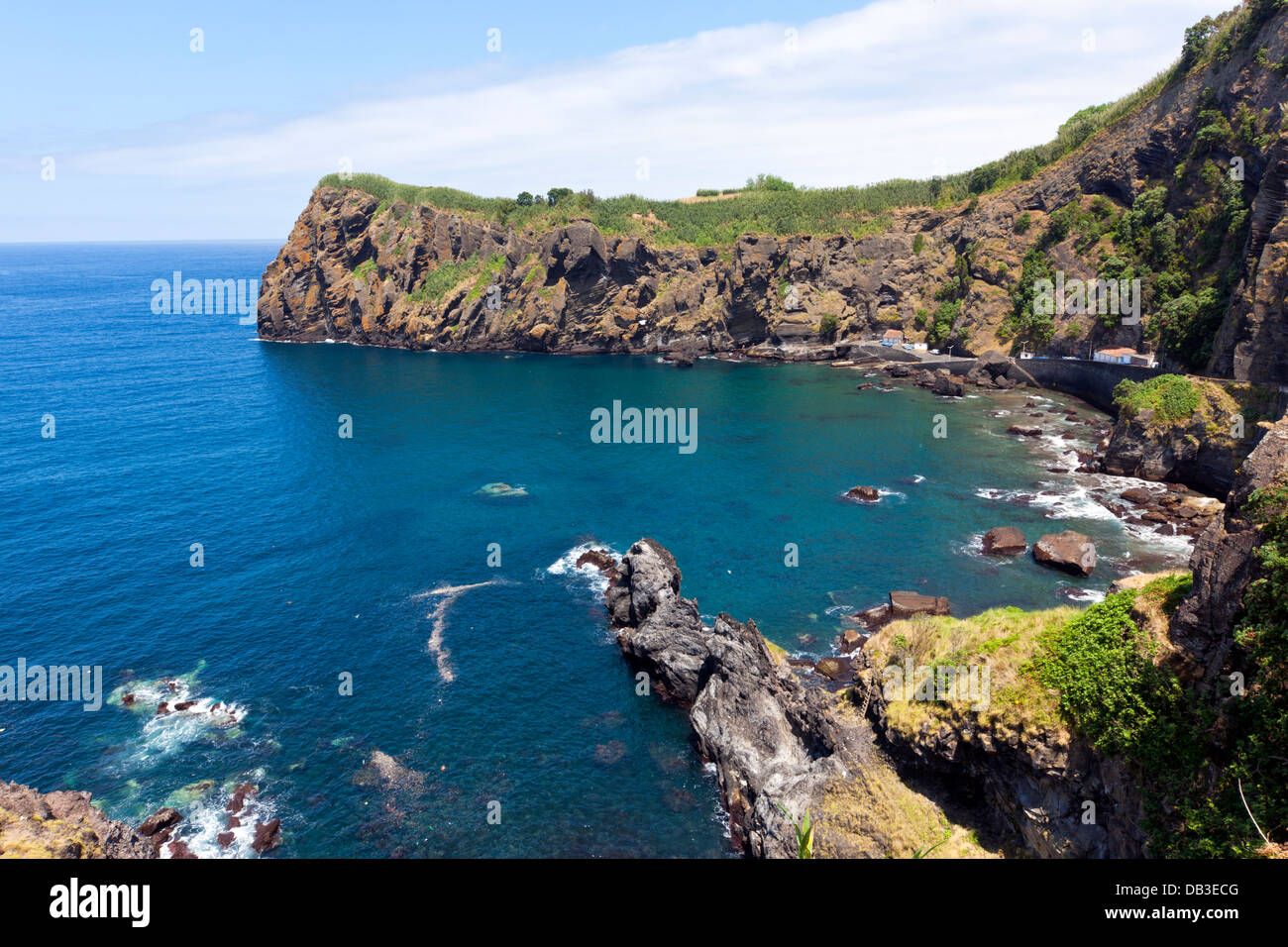 Bahía y puerto de pesca pequeño capelas, São Miguel, Azores Foto de stock