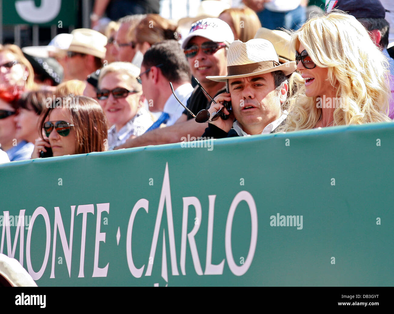 Victoria Silvstedt viendo un partido de tenis en el Monte-Carlo Rolex Masters de Monte Carlo, Monaco - 13.04.11 Foto de stock