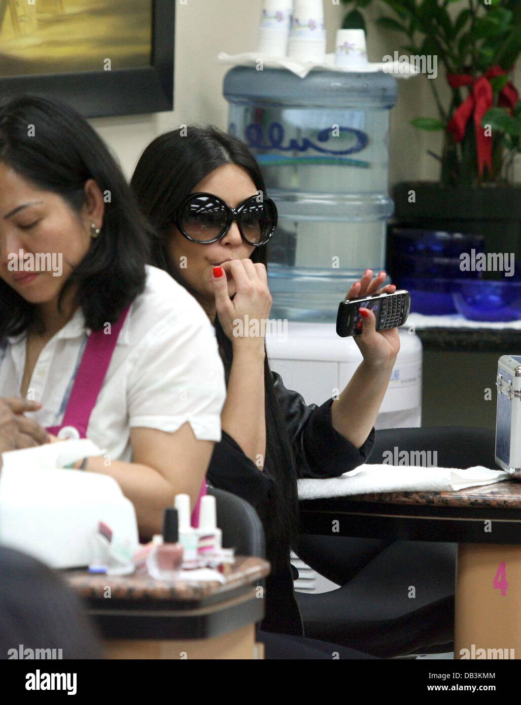 Kim Kardashian obtiene una manicura y pedicura en un salón de uñas de Los  Angeles, California - 15.04.11 Fotografía de stock - Alamy