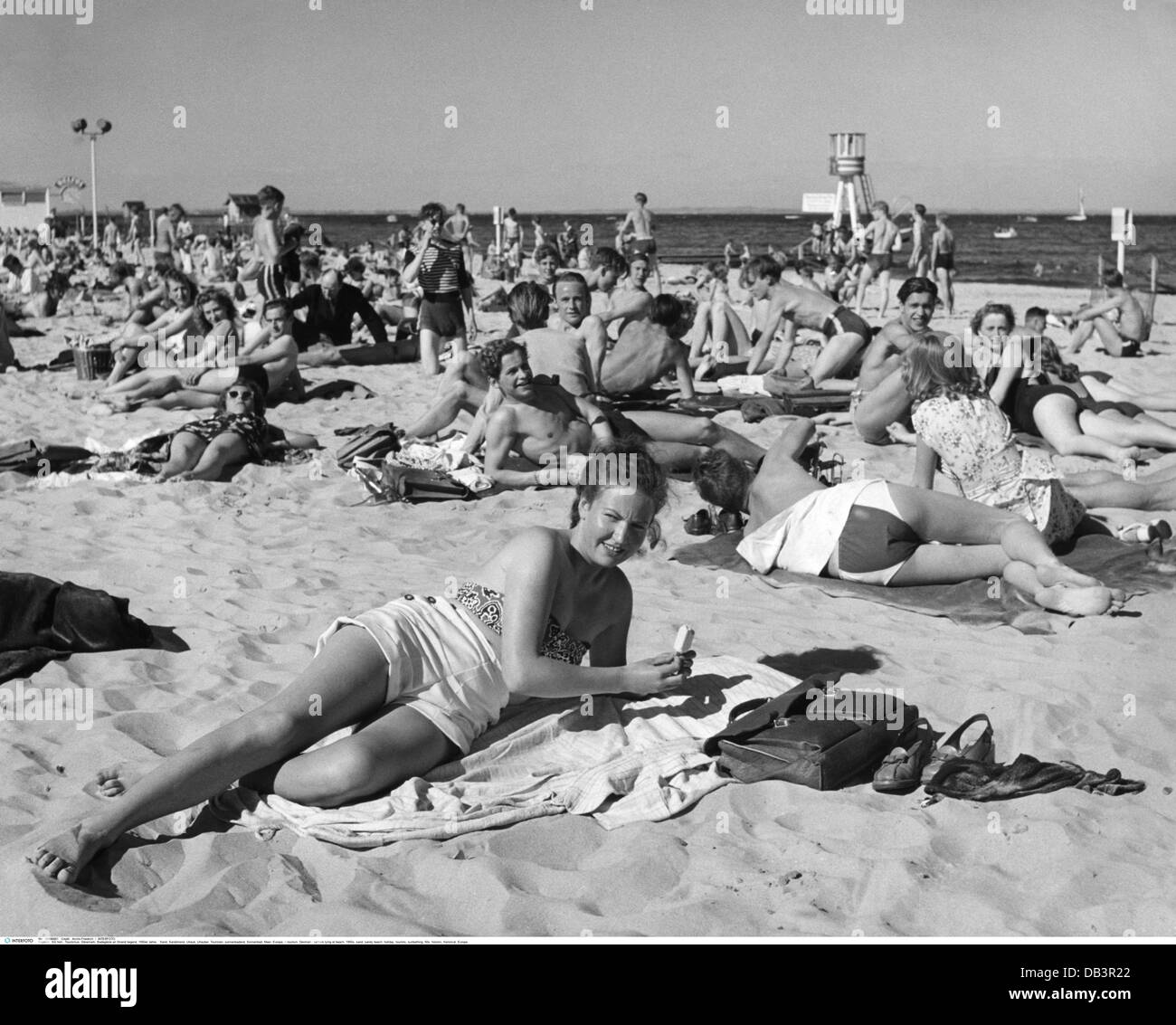 Turismo, Dinamarca, bañistas tumbados en la playa, 1950, Derechos adicionales-Clearences-no disponible Foto de stock