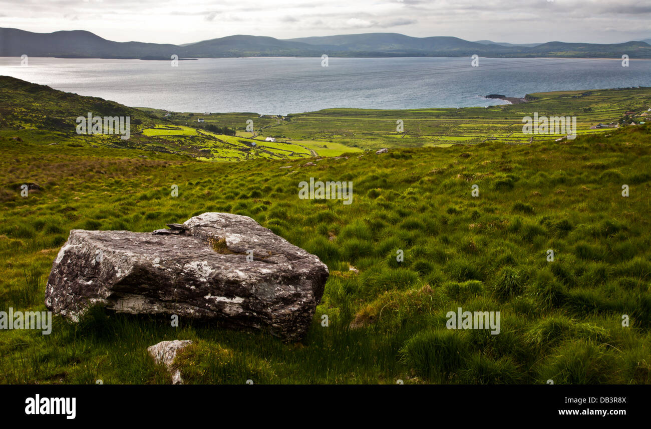 Paisaje frente al mar con una roca en Irlanda verano Europa, UE. Paisajes inspiradores playas de playa vintage Foto de stock
