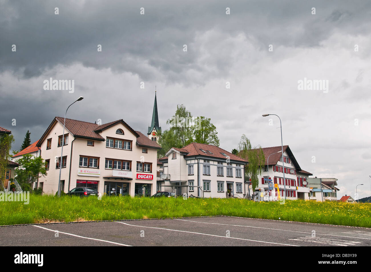 Stein aldea cerca de la fábrica de queso en un día lluvioso, Stein Región de Appenzell, Suiza Foto de stock