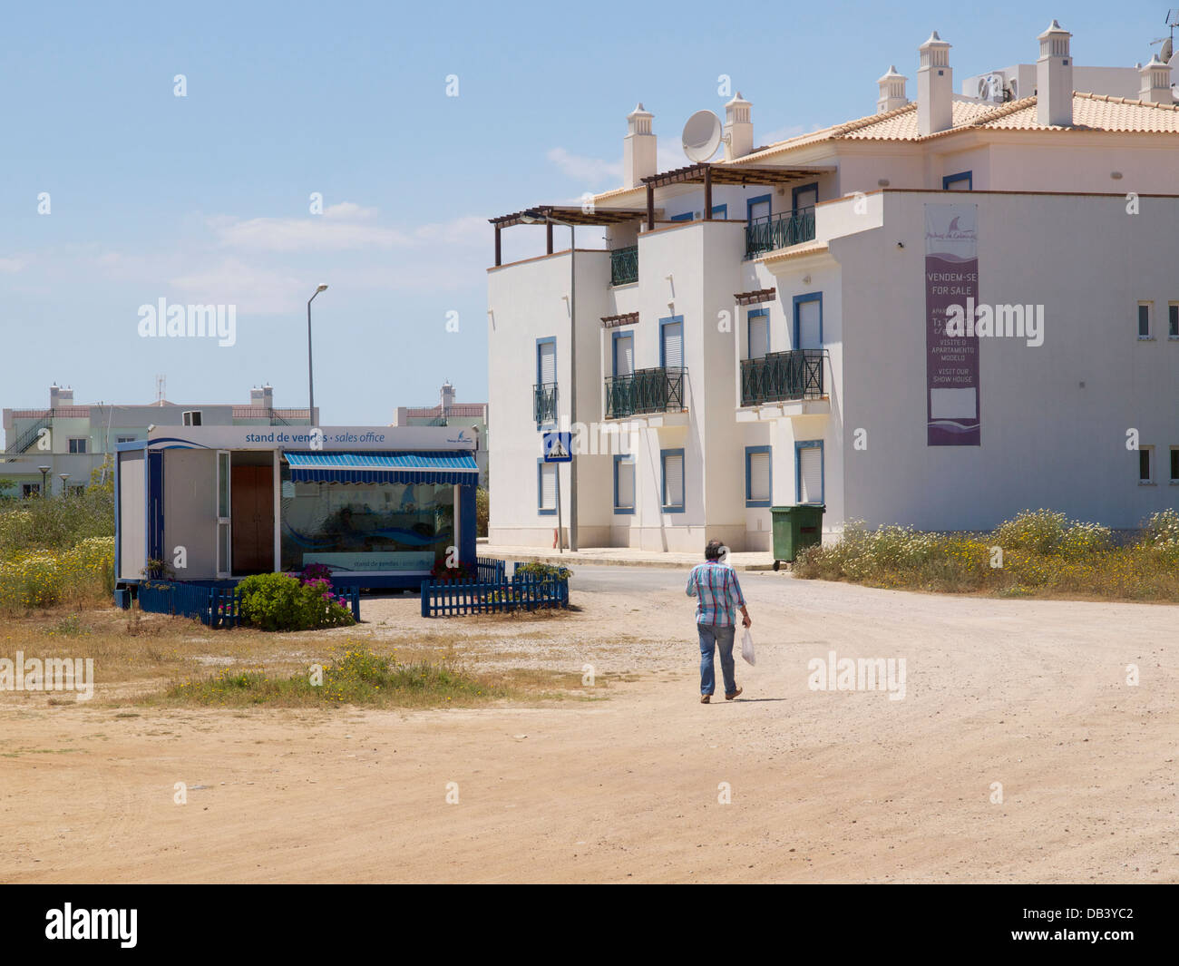 Oficina de ventas inmobiliarias temporal cerca de un complejo de apartamentos nuevo Cabans en Tavira, en Algarve, Portugal Foto de stock