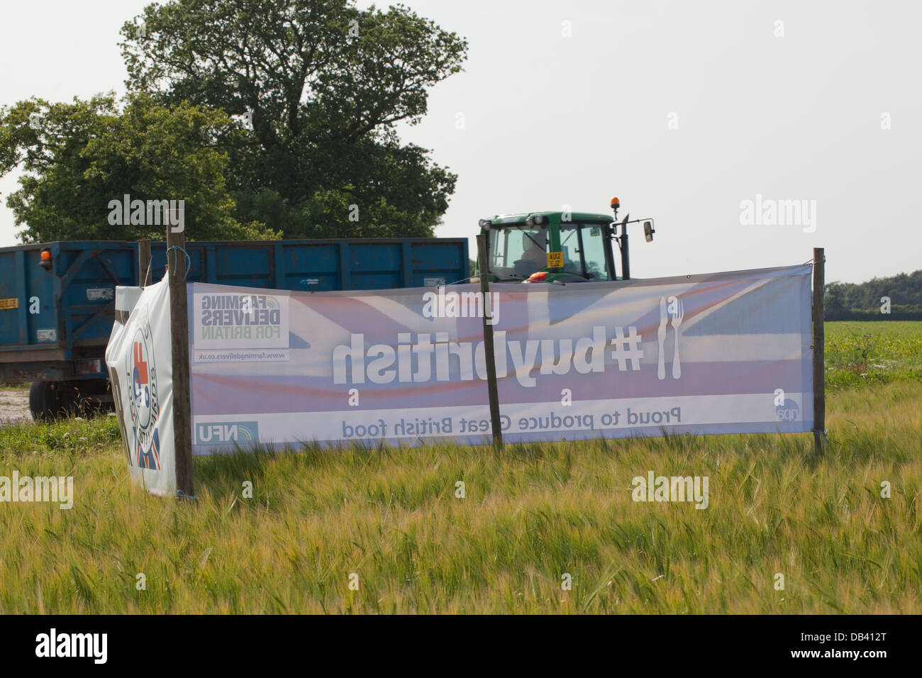 Campo carretera publicidad banner, mostrando el reverso, ensalzando los méritos de la agricultura británica. "BUYBRITISH'. Foto de stock